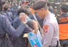 Polisi-Bagikan-Air-Mineral-kepada-Massa-Demo-di-Senayan