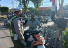 Polsek-Buduran-Edukasi-Penggunaan-Helm-dalam-Operasi-Keselamatan-Semeru-2026