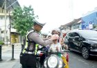 Operasi-Keselamatan-Semeru-Polres-Ponorogo-Beri-Hadiah-Helm-dan-Cokelat-Pengendara-Tertib