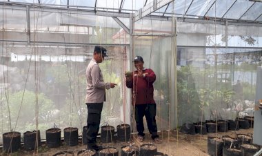 Bhabinkamtibmas-Desa-Kalanganyar-Tinjau-Lahan-Ketahanan-Pangan-untuk-Budidaya-Melon