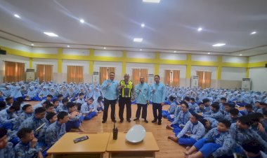 Kanit-Lantas-Polsek-Taman-Edukasi-Tertib-Lalu-Lintas-dan-Anti-Bullying-ke-Siswa-Baru-SMP-Muhammadiyah-2