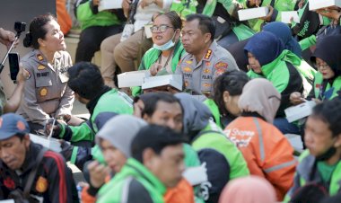 Polrestabes-Surabaya-dan-Ratusan-Ojol-Doa-Bersama:-Harmoni-untuk-Alm-Affan-Kurniawan