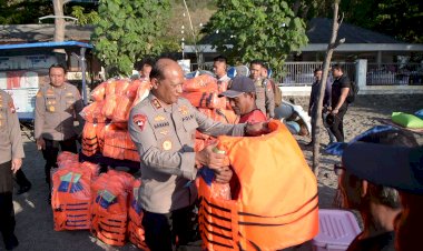 Kapolda-Jatim-Kunjungi-Kelompok-Nelayan-dan-Sadar-Wisata-di-Pantai-Pasir-Putih-Situbondo,-Beri-Bantuan-Alat-Keselamatan-dan-Sembako