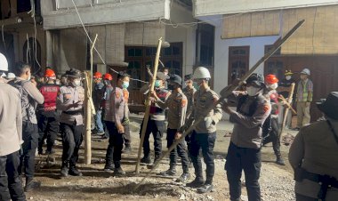 Ratusan-Personel-Polresta-Sidoarjo-Berjibaku-Bersihkan-Puing-Bangunan-Ponpes-Al-Khoziny