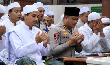 Awali-Tugas-Baru,-Kapolres-Gresik-Ziarah-Wali-dan-Ulama