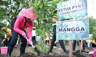 Peduli-Lingkungan,-Polres-Gresik-Bersama-Bhayangkari-Tanam-Puluhan-Pohon-Produktif