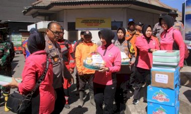 Polres-Probolinggo-dan-Bhayangkari-Salurkan-Bantuan-untuk-Relawan-Karhutla-TNBTS-di-Bromo