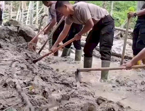 Di Tengah Lumpur dan Harapan Polri Bersama Warga Buka Akses Jalan Kampung Setie Pascabencana