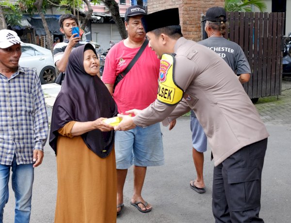 Indahnya Berbagi di Jumat Berkah, Polsek Taman Bagikan Makanan ke Warga di Jalan Raya Wonocolo