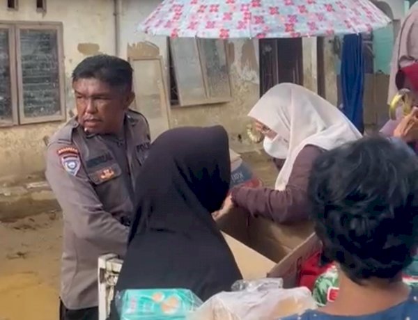 Polri Salurkan Bantuan Sembako untuk Warga Terdampak Banjir Bandang di Gurun Laweh