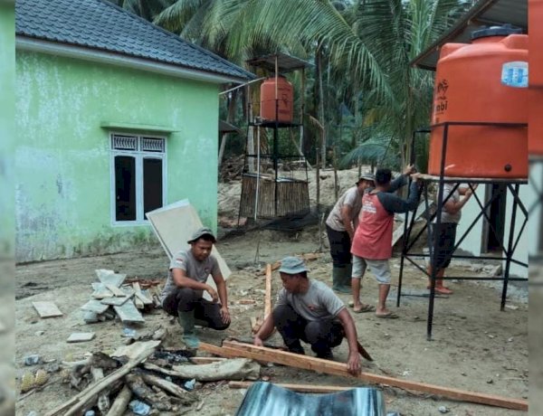 Brimob Hadirkan Sanitasi Layak bagi Korban Banjir di Desa Tolang Julu
