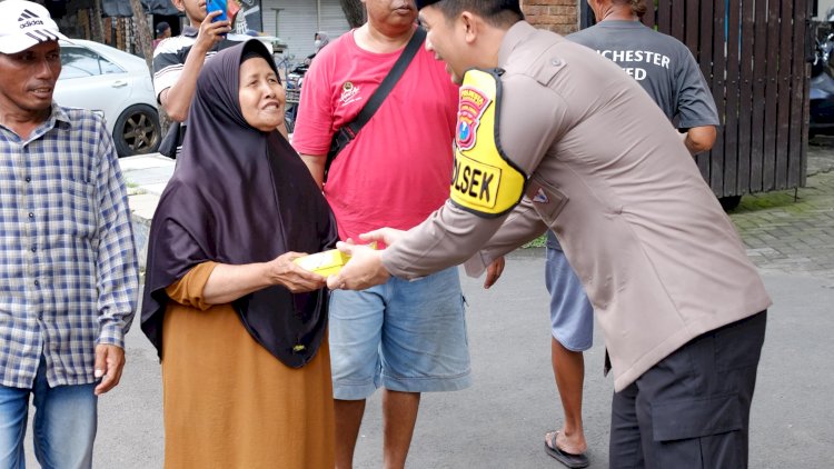 Indahnya-Berbagi-di-Jumat-Berkah,-Polsek-Taman-Bagikan-Makanan-ke-Warga-di-Jalan-Raya-Wonocolo