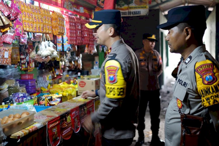 Kapolsek Taman Blusukan ke Pasar Sepanjang, Pantau Harga Sembako Jelang Nataru