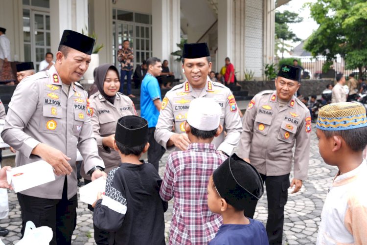 Jumat Berkah Polresta Sidoarjo, Bagikan 3.000 Nasi Kotak untuk Masyarakat