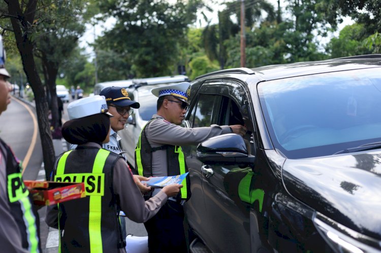 Polres Gresik Gencarkan Edukasi Keselamatan Pengguna Jalan Tertib Dapat Cokelat