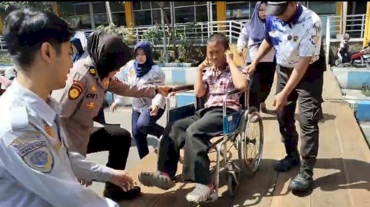 Sigapnya Polwan Polresta Sidoarjo Bantu Disabilitas di Terminal Purabaya saat Arus Balik